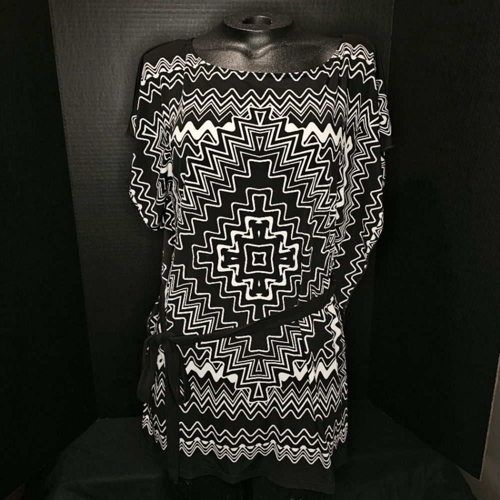 NWT Wrapper Black White Tie Waist Geometric Zig Zag Dolman Sleeve Top